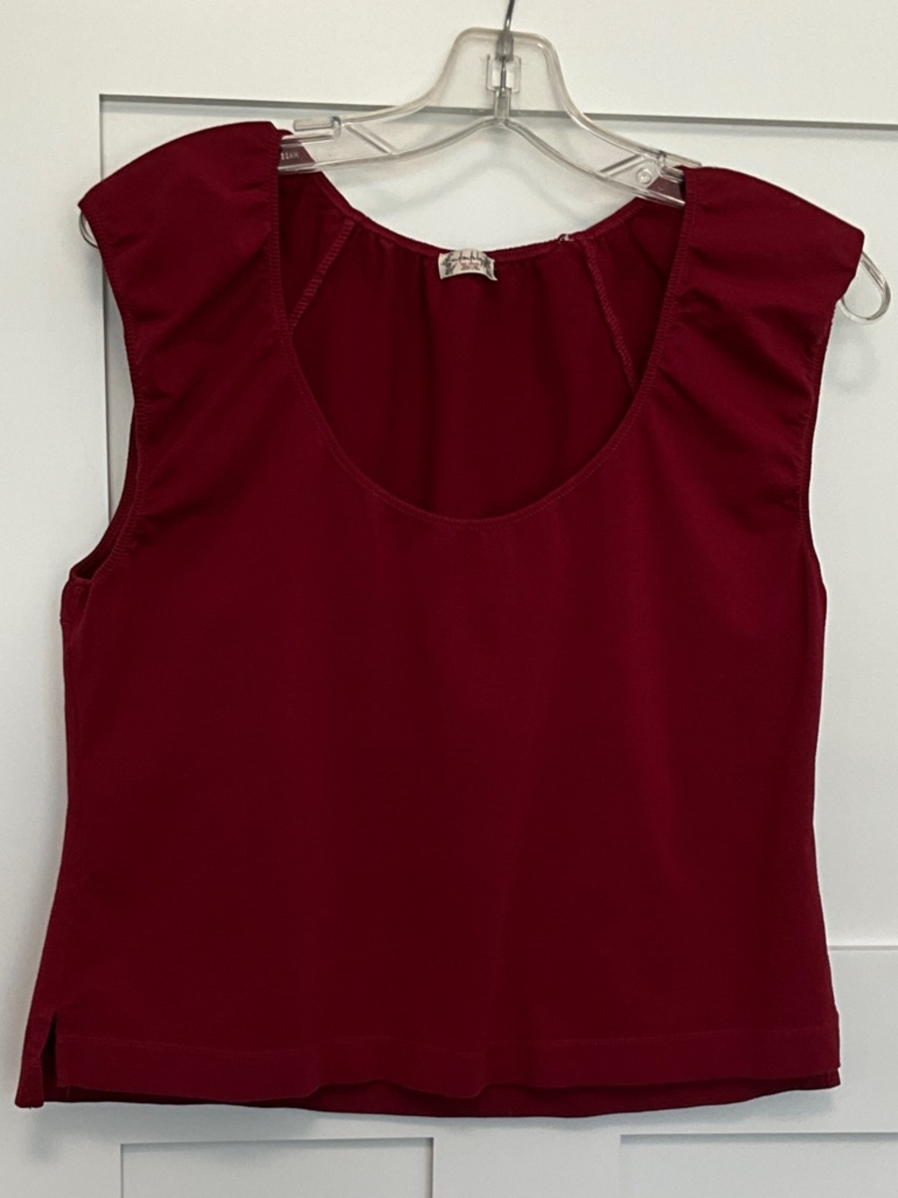 Sleeveless Scoop Neck Tank Top in Deep Wine